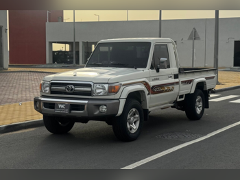 Toyota  Land Cruiser  G  2022  Manual  74,000 Km  6 Cylinder  Four Wheel Drive (4WD)  SUV  White