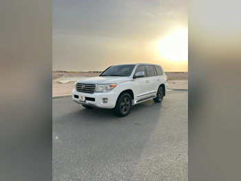 تويوتا  لاند كروزر  في اكس ار  2015  اوتوماتيك  250,000 كم  8 سلندر  دفع رباعي  اس يو في  أبيض