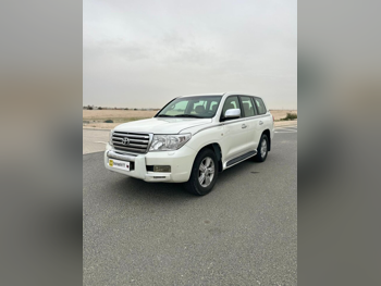 تويوتا  لاند كروزر  في اكس ار  2011  اوتوماتيك  404,000 كم  8 سلندر  دفع رباعي  اس يو في  أبيض