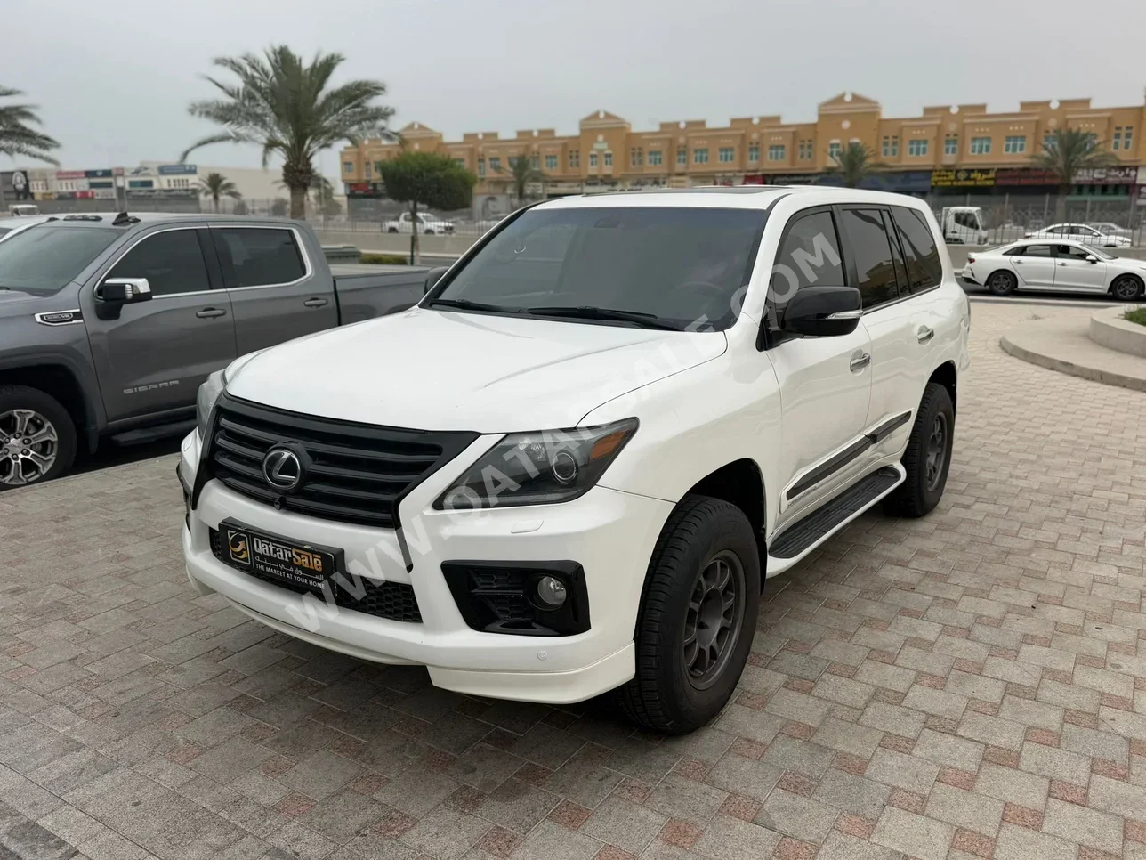 Lexus  LX  570  2011  Automatic  211,000 Km  8 Cylinder  Four Wheel Drive (4WD)  SUV  White