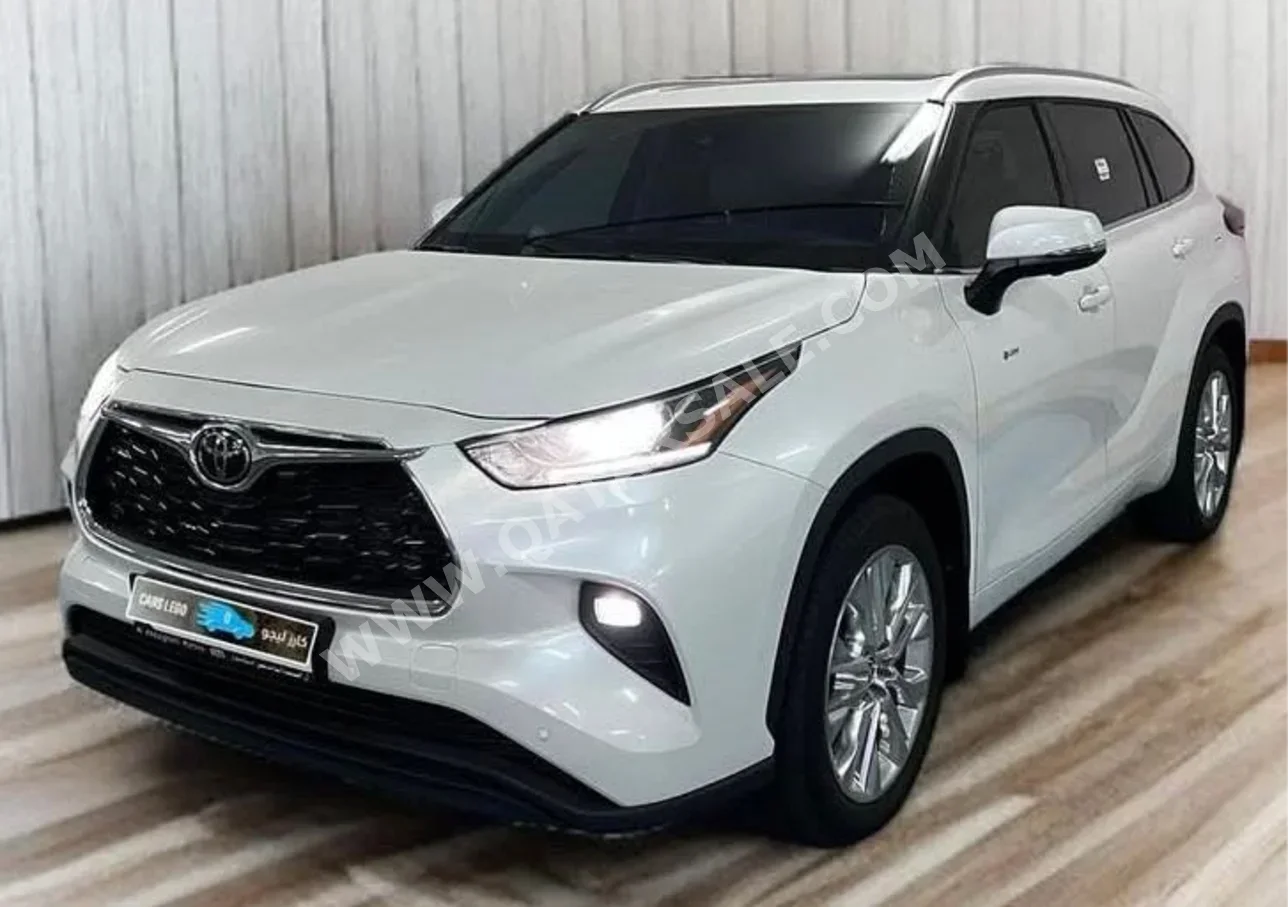 Toyota  Highlander  Limited  2025  Automatic  5,000 Km  4 Cylinder  Four Wheel Drive (4WD)  SUV  Pearl  With Warranty
