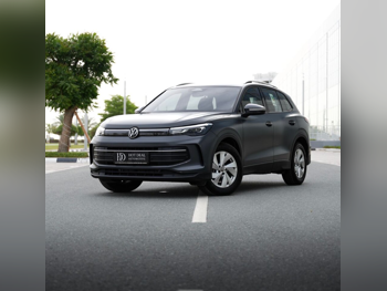 فوكس واغن  تيغوان  2025  اوتوماتيك  3,500 كم  4 سلندر  دفع رباعي  اس يو في  رمادي  تحت الضمان