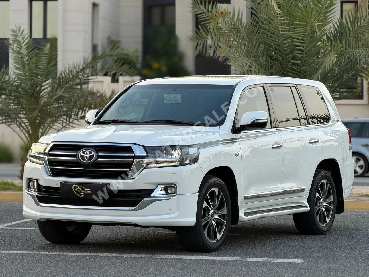 Toyota  Land Cruiser  GXR- Grand Touring  2020  Automatic  166,000 Km  8 Cylinder  Four Wheel Drive (4WD)  SUV  White