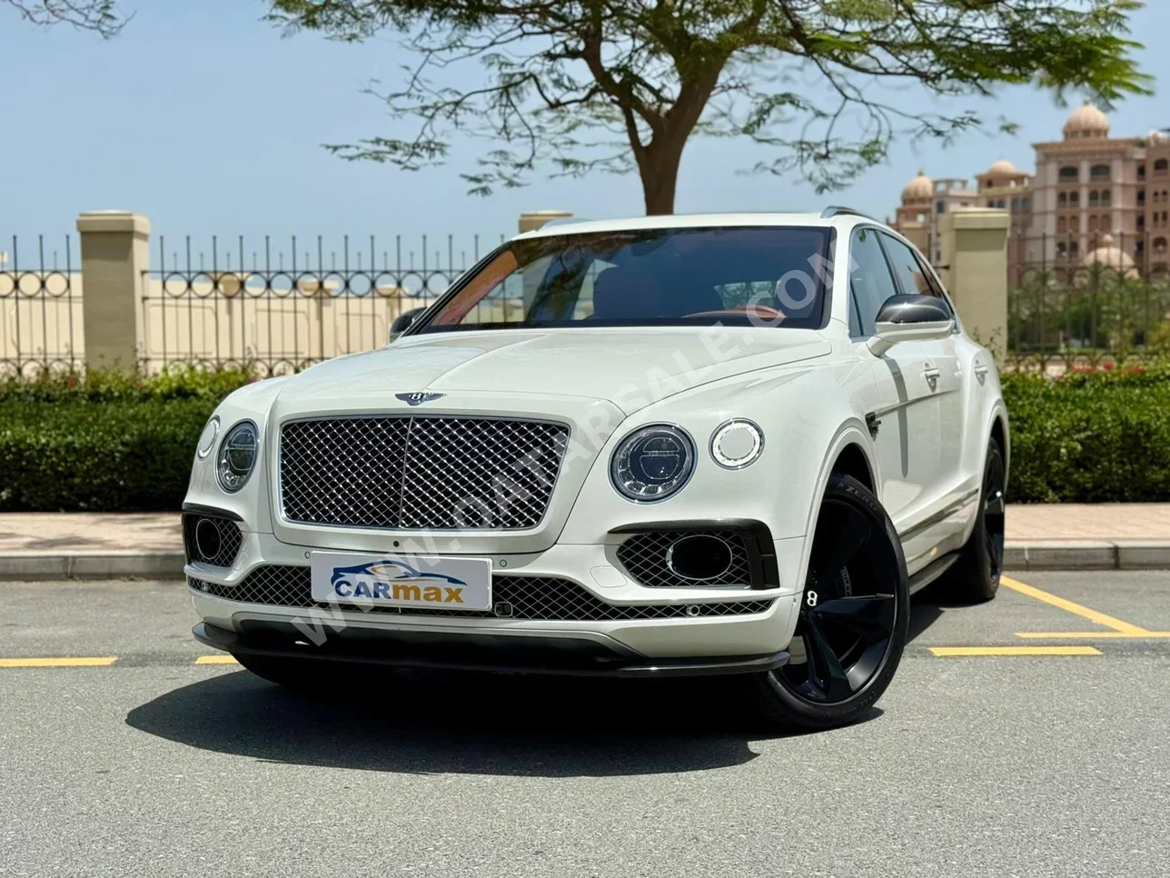 بنتلي  بينتايجا  2018  اوتوماتيك  61,000 كم  12 سلندر  دفع رباعي  اس يو في  أبيض