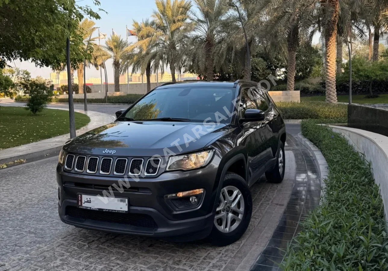 جييب  كومباس  لونغتيود  2021  اوتوماتيك  73,000 كم  4 سلندر  دفع رباعي  اس يو في  رمادي