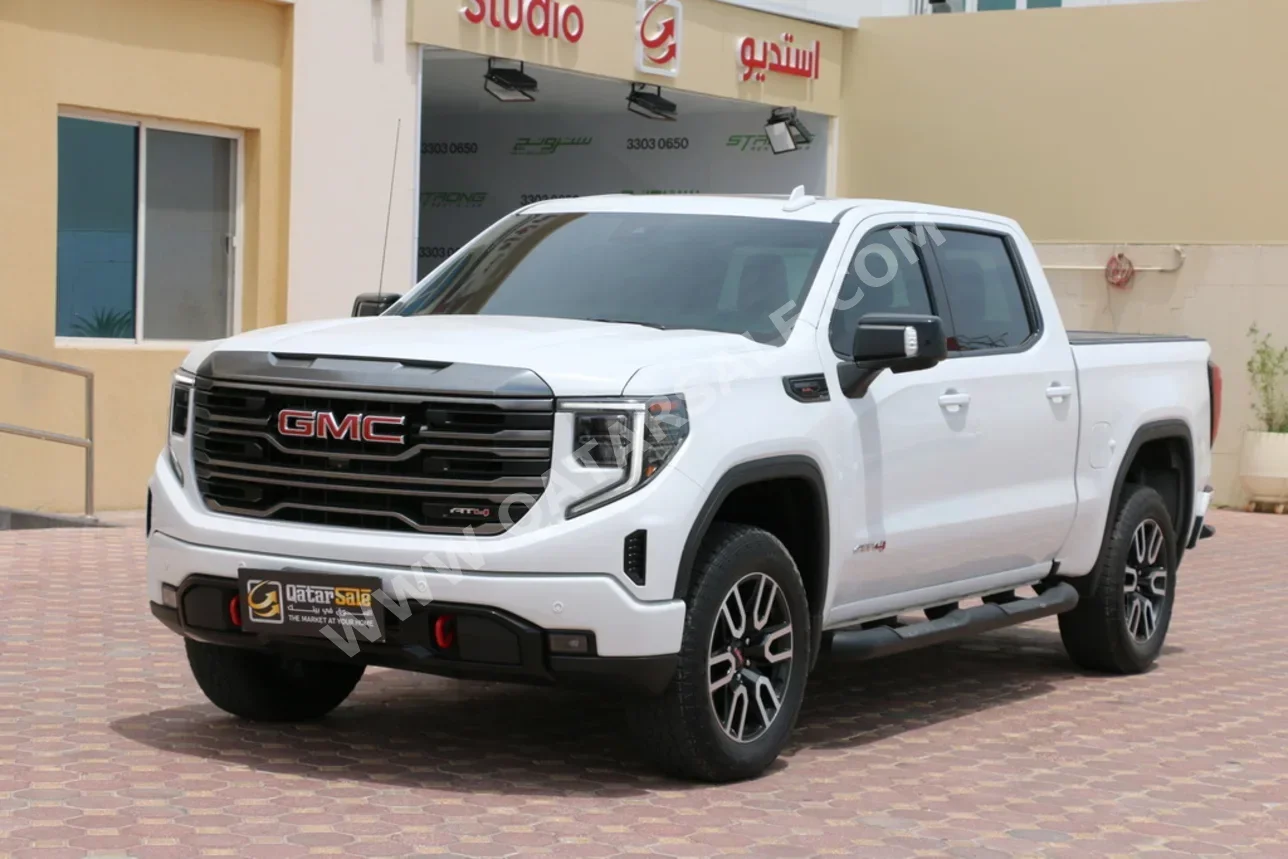 جي ام سي  سييرا  اي تي 4  2023  اوتوماتيك  48,000 كم  8 سلندر  دفع رباعي  بيكب  أبيض  تحت الضمان