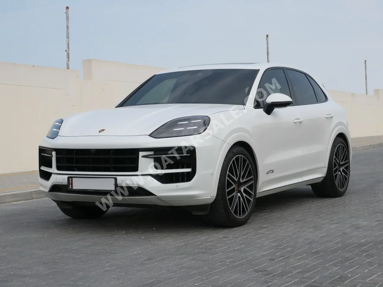 بورش  كيان  جي تي اس  2025  اوتوماتيك  10,000 كم  8 سلندر  دفع رباعي  اس يو في  أبيض  تحت الضمان