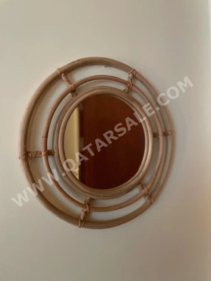 المرايا اكسنت  مربع  اللون البيج