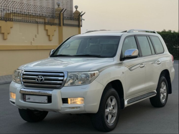 تويوتا  لاند كروزر  في اكس ار  2010  اوتوماتيك  479,000 كم  8 سلندر  دفع رباعي  اس يو في  أبيض