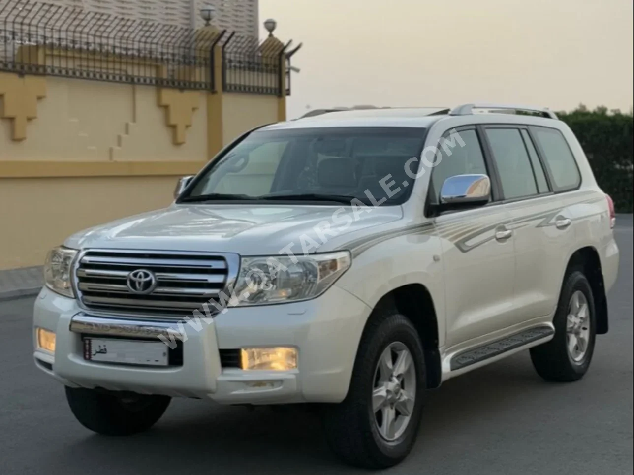 Toyota  Land Cruiser  VXR  2010  Automatic  479,000 Km  8 Cylinder  Four Wheel Drive (4WD)  SUV  White