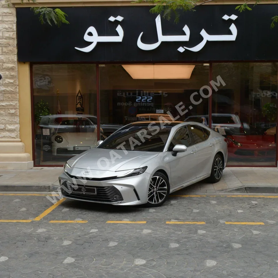 تويوتا  كامري  جي ال اي  2025  اوتوماتيك  28,000 كم  4 سلندر  سحب امامي  سيدان  فضي  تحت الضمان