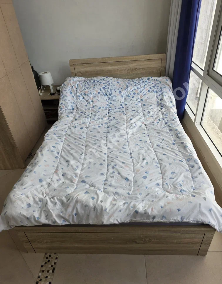 أطقم غرف نوم - طقم مكون من 5 قطع  - اللون البيج