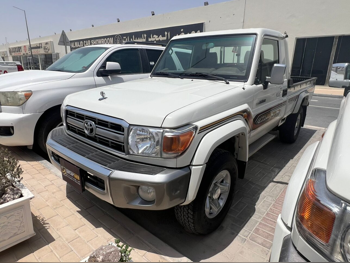 تويوتا  لاند كروزر  ال اكس  2022  عادي  122,000 كم  6 سلندر  دفع رباعي  بيكب  أبيض