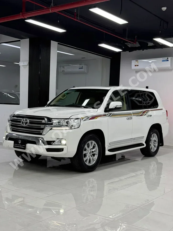 Toyota  Land Cruiser  GXR  2016  Automatic  275,000 Km  8 Cylinder  Four Wheel Drive (4WD)  SUV  White