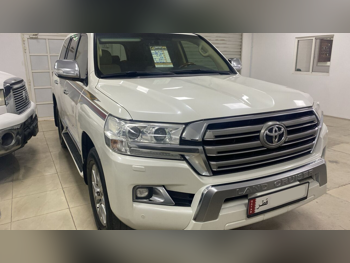 Toyota  Land Cruiser  GXR  2016  Automatic  388,000 Km  8 Cylinder  Four Wheel Drive (4WD)  SUV  White