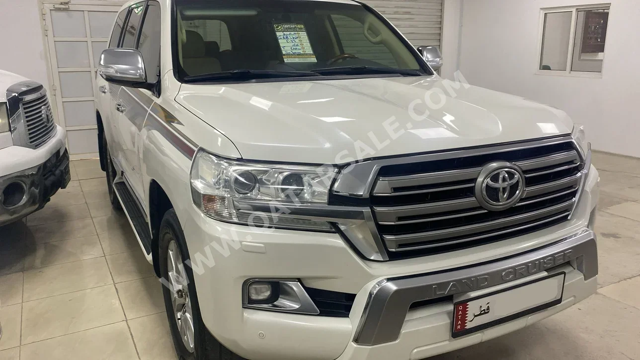 Toyota  Land Cruiser  GXR  2016  Automatic  388,000 Km  8 Cylinder  Four Wheel Drive (4WD)  SUV  White