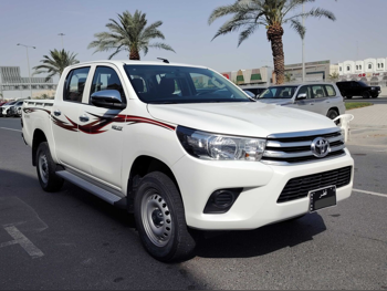 Toyota  Hilux  SR5  2022  Automatic  18,000 Km  4 Cylinder  Four Wheel Drive (4WD)  Pick Up  White