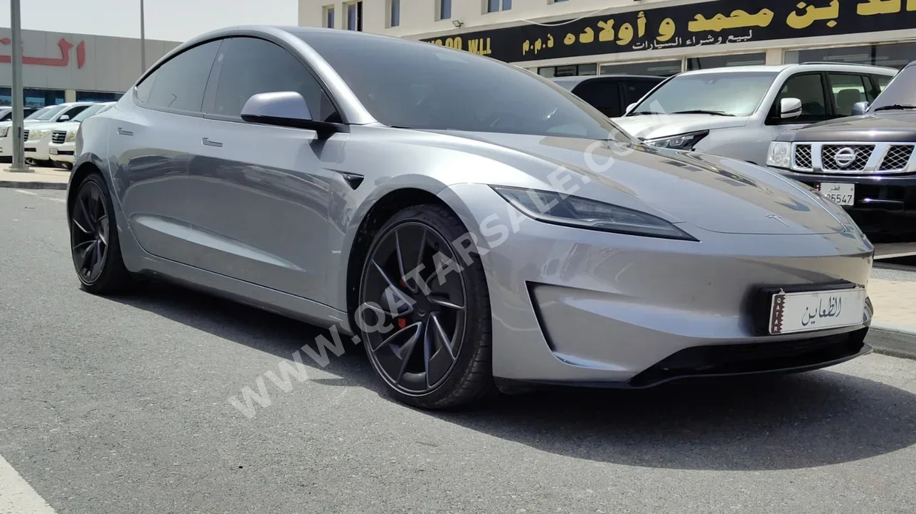 تسلا  مودل 3  2025  اوتوماتيك  11,000 كم  0 سلندر  دفع كلي مستمر  سيدان  رمادي  تحت الضمان