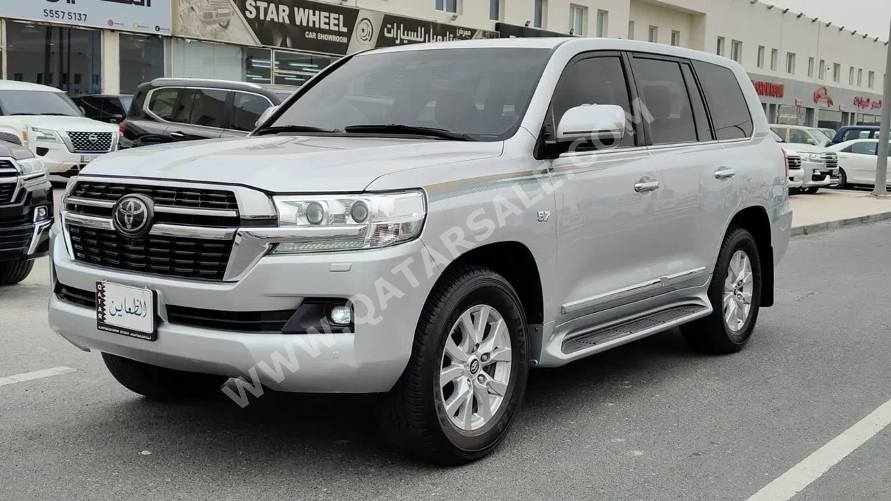 تويوتا  لاند كروزر  في اكس ار  2021  اوتوماتيك  168,000 كم  8 سلندر  دفع رباعي  اس يو في  فضي