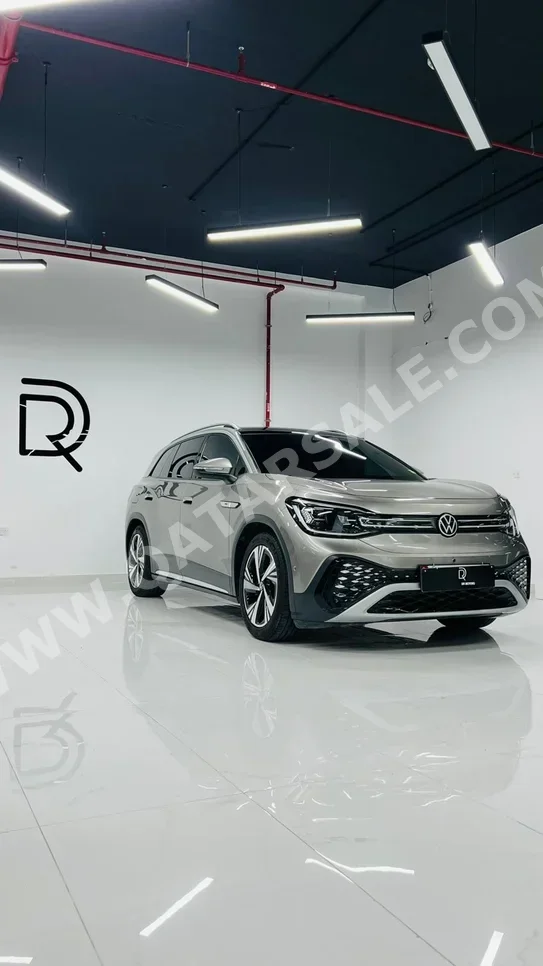 فوكس واغن  اي دي  6  2022  اوتوماتيك  76,000 كم  4 سلندر  دفع رباعي  اس يو في  رمادي