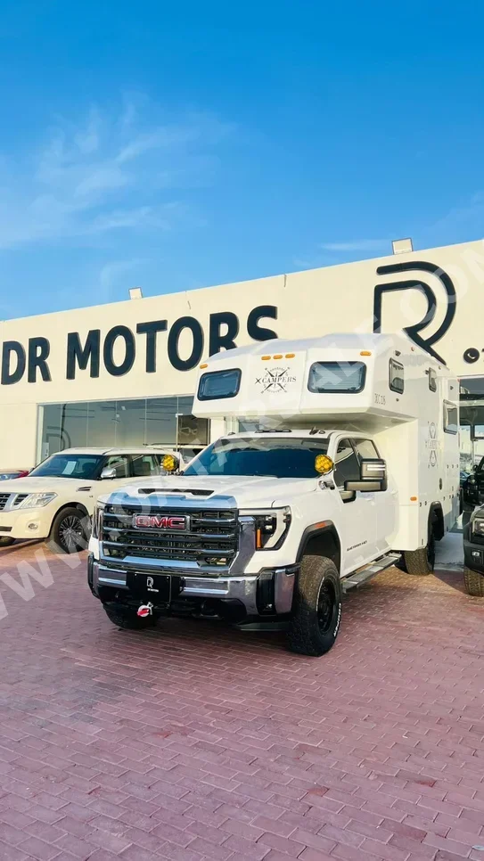جي ام سي  سييرا  2500 HD  2024  اوتوماتيك  40,000 كم  8 سلندر  دفع رباعي  بيكب  أبيض
