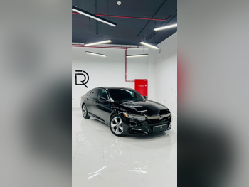 هوندا  اكورد  2020  اوتوماتيك  127,000 كم  4 سلندر  دفع خلفي  سيدان  أسود