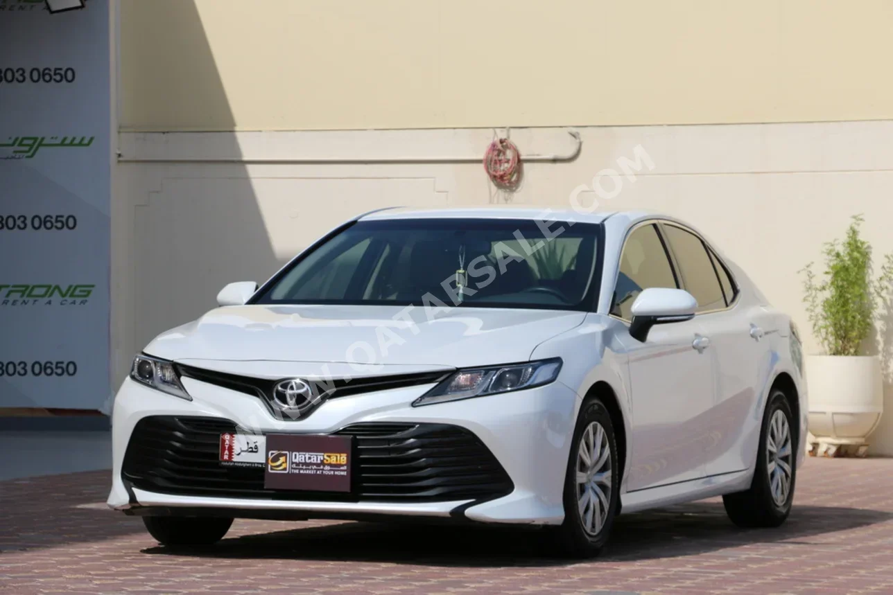 تويوتا  كامري  أل اي  2018  اوتوماتيك  33,000 كم  4 سلندر  سحب امامي  سيدان  أبيض لؤلؤي