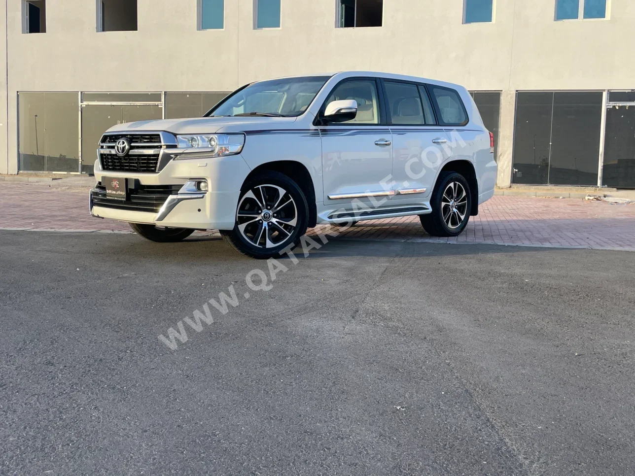 Toyota  Land Cruiser  GXR  2018  Automatic  221,000 Km  8 Cylinder  Four Wheel Drive (4WD)  SUV  White
