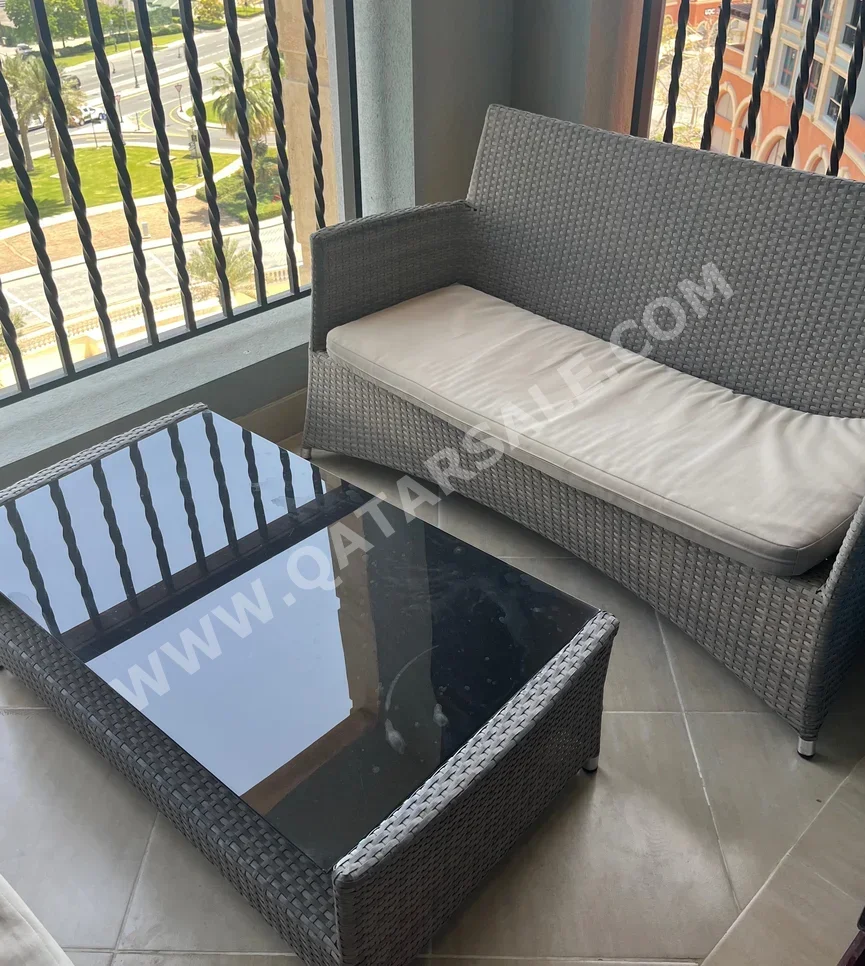 أثاث اخارجي - اللون الرمادي  - طاولة مع كراسي  -عدد المقاعد 4