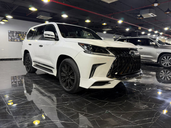 Lexus  LX  570  2017  Automatic  270,000 Km  8 Cylinder  Four Wheel Drive (4WD)  SUV  White  With Warranty