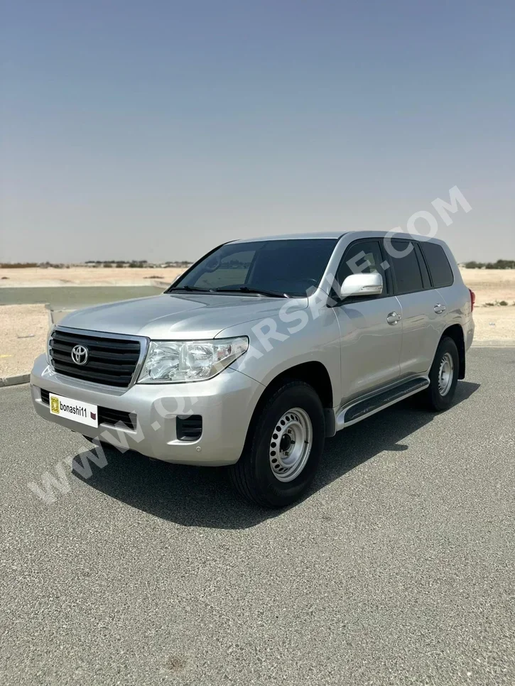 تويوتا  لاند كروزر  جي  2014  اوتوماتيك  212,632 كم  6 سلندر  دفع رباعي  اس يو في  فضي