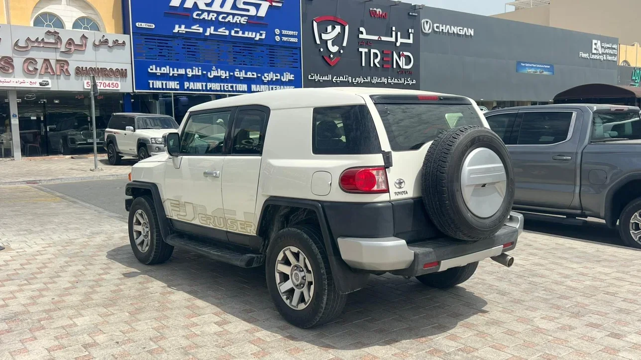 Toyota FJ Cruiser 2017 Automatic 180,000 Km 6 Cylinder Four Wheel Drive (4WD) SUV White