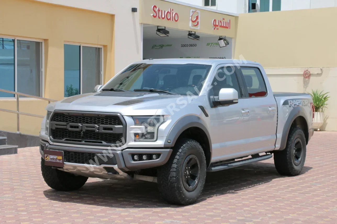 فورد  رابتر  2018  اوتوماتيك  183,000 كم  6 سلندر  دفع رباعي  بيكب  فضي