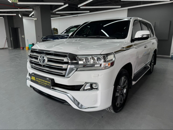 Toyota  Land Cruiser  VXS  2016  Automatic  215,000 Km  8 Cylinder  Four Wheel Drive (4WD)  SUV  White
