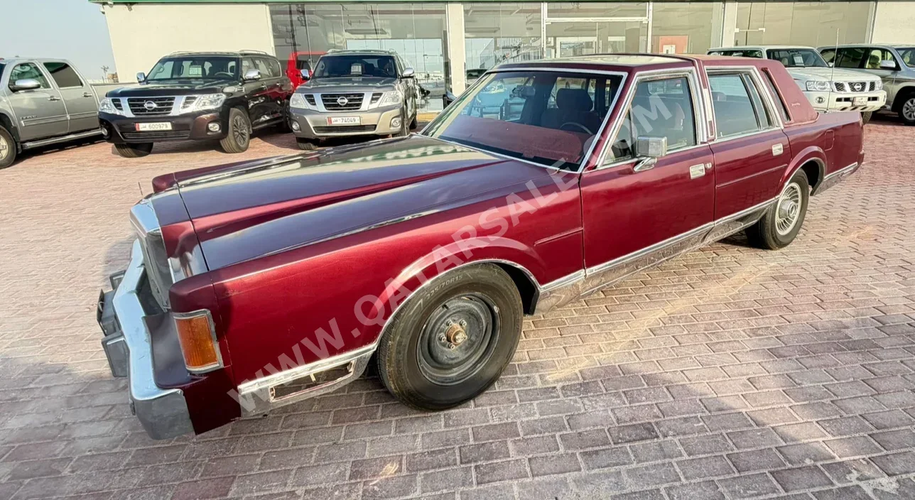 لنكولن  تاون كار  1989  اوتوماتيك  235,000 كم  8 سلندر  دفع خلفي  سيدان  عنابي