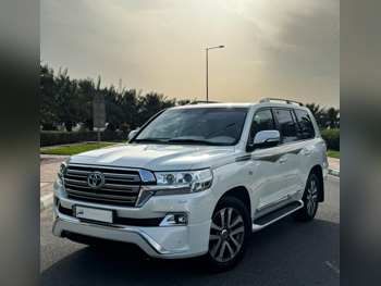 تويوتا  لاند كروزر  في اكس أس  2017  اوتوماتيك  128,000 كم  8 سلندر  دفع رباعي  اس يو في  أبيض