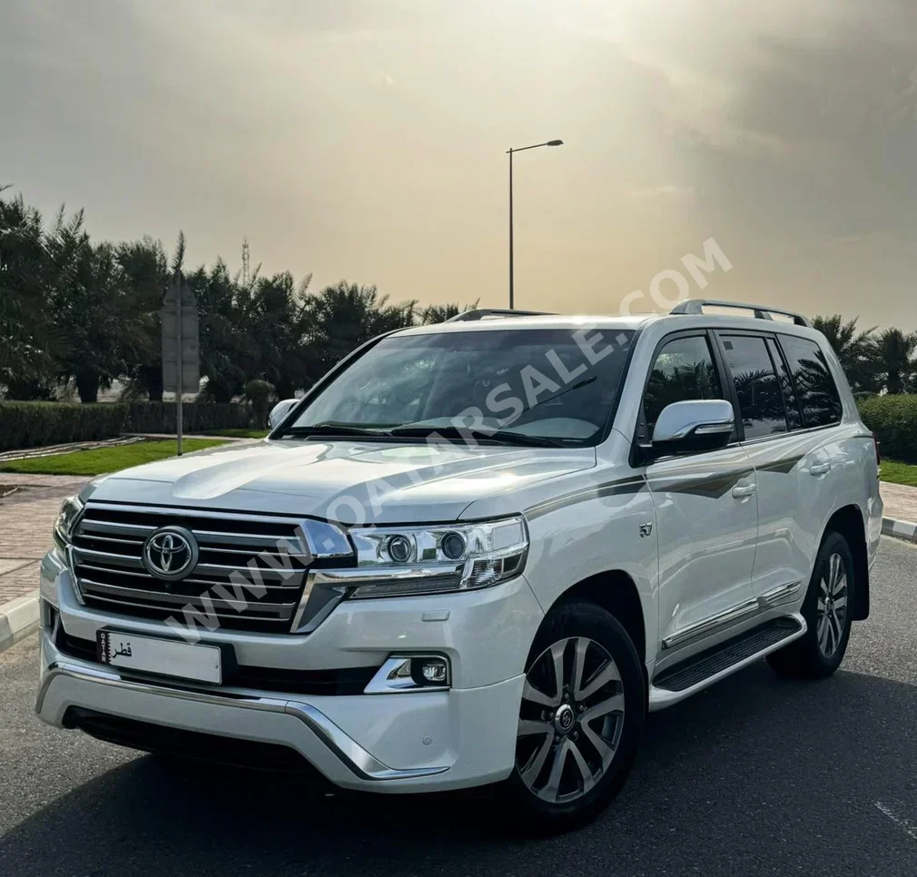 تويوتا  لاند كروزر  في اكس أس  2017  اوتوماتيك  128,000 كم  8 سلندر  دفع رباعي  اس يو في  أبيض