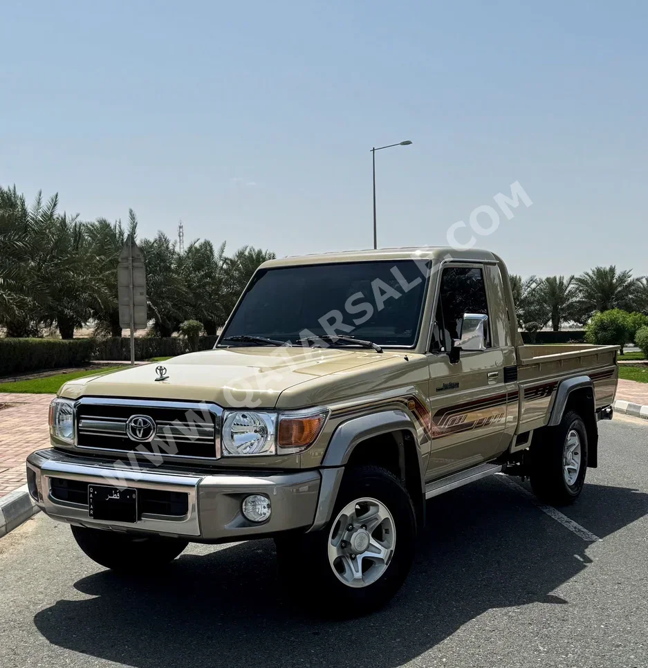 تويوتا  لاند كروزر  ال اكس  2022  عادي  63,000 كم  6 سلندر  دفع رباعي  بيكب  بيج