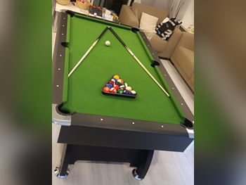 أخضر و أسود  طاولة بلياردو