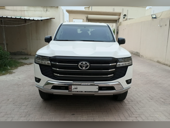 تويوتا  لاند كروزر  جي اكس  2025  اوتوماتيك  6,000 كم  6 سلندر  دفع رباعي  اس يو في  أبيض  تحت الضمان