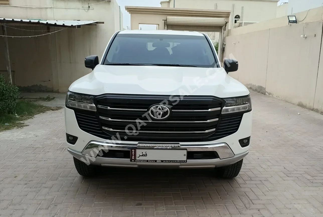 تويوتا  لاند كروزر  جي اكس  2025  اوتوماتيك  6,000 كم  6 سلندر  دفع رباعي  اس يو في  أبيض  تحت الضمان