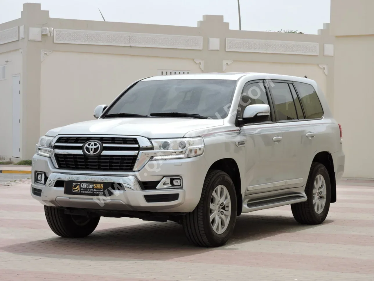 تويوتا  لاند كروزر  جي اكس ار  2021  اوتوماتيك  103,000 كم  6 سلندر  دفع رباعي  اس يو في  فضي