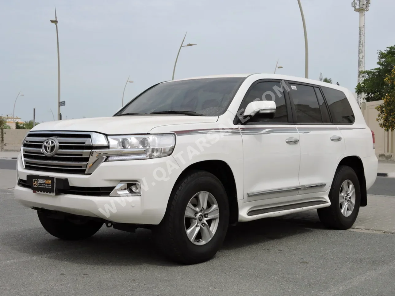 تويوتا  لاند كروزر  جي اكس ار  2017  اوتوماتيك  148,000 كم  8 سلندر  دفع رباعي  اس يو في  أبيض