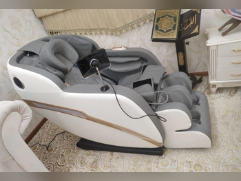 كرسي التدليك ليكون  أبيض  كل الجسم  رباعي الأبعاد