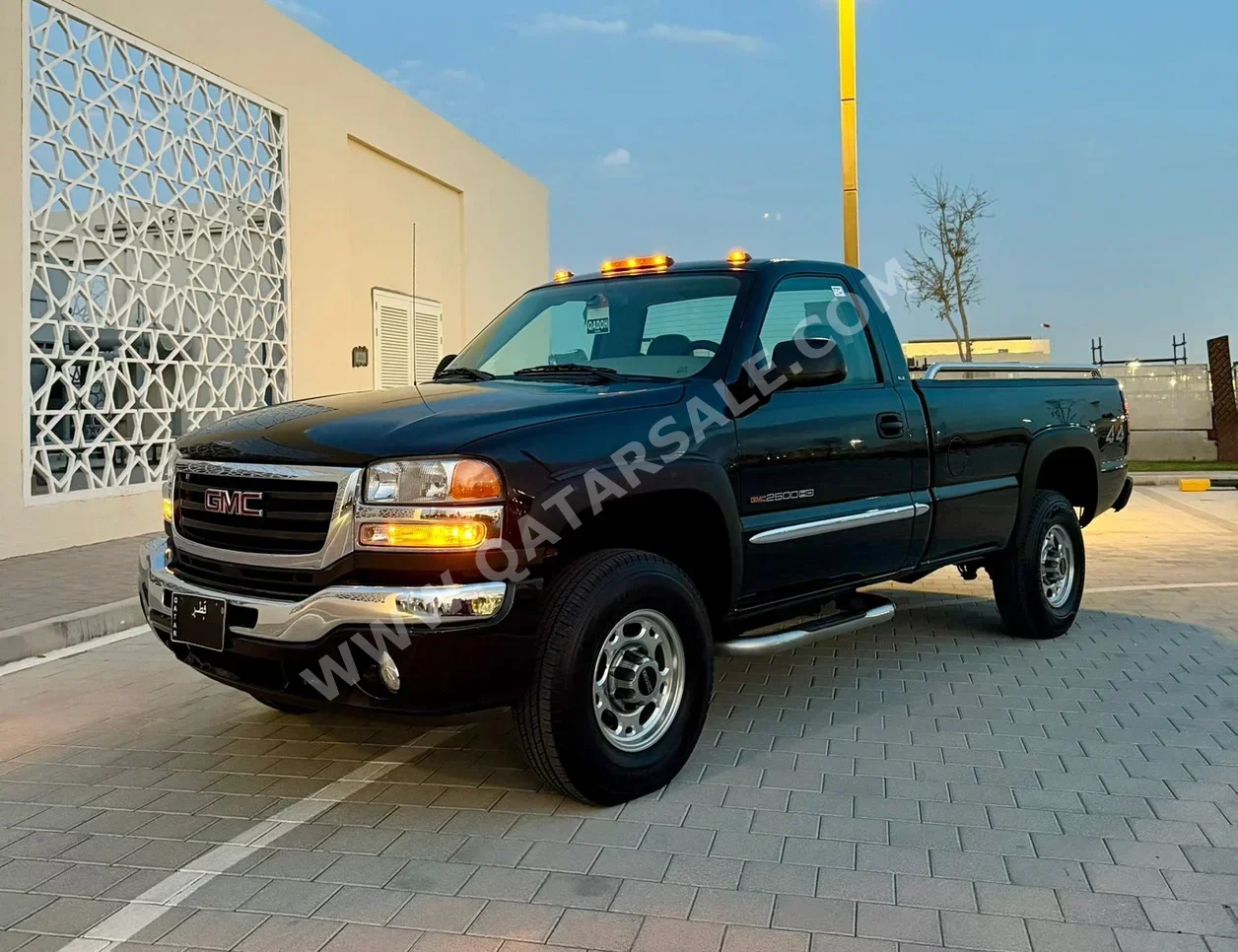 GMC  Sierra  2500 HD  2006  Automatic  155,000 Km  8 Cylinder  Four Wheel Drive (4WD)  Pick Up  Black