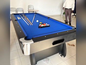 ازرق  طاولة بلياردو