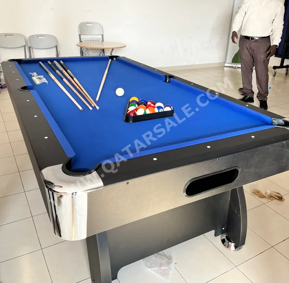 ازرق  طاولة بلياردو