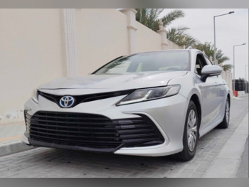 تويوتا  كامري  أل اي  2022  اوتوماتيك  355,000 كم  4 سلندر  سحب امامي  سيدان  فضي