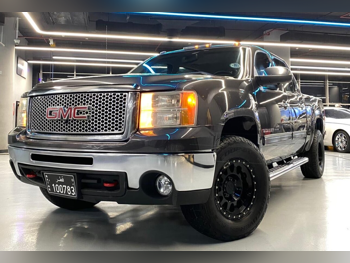 جي ام سي  بيك اب  2013  اوتوماتيك  88,000 كم  8 سلندر  دفع رباعي  بيكب  رمادي  تحت الضمان