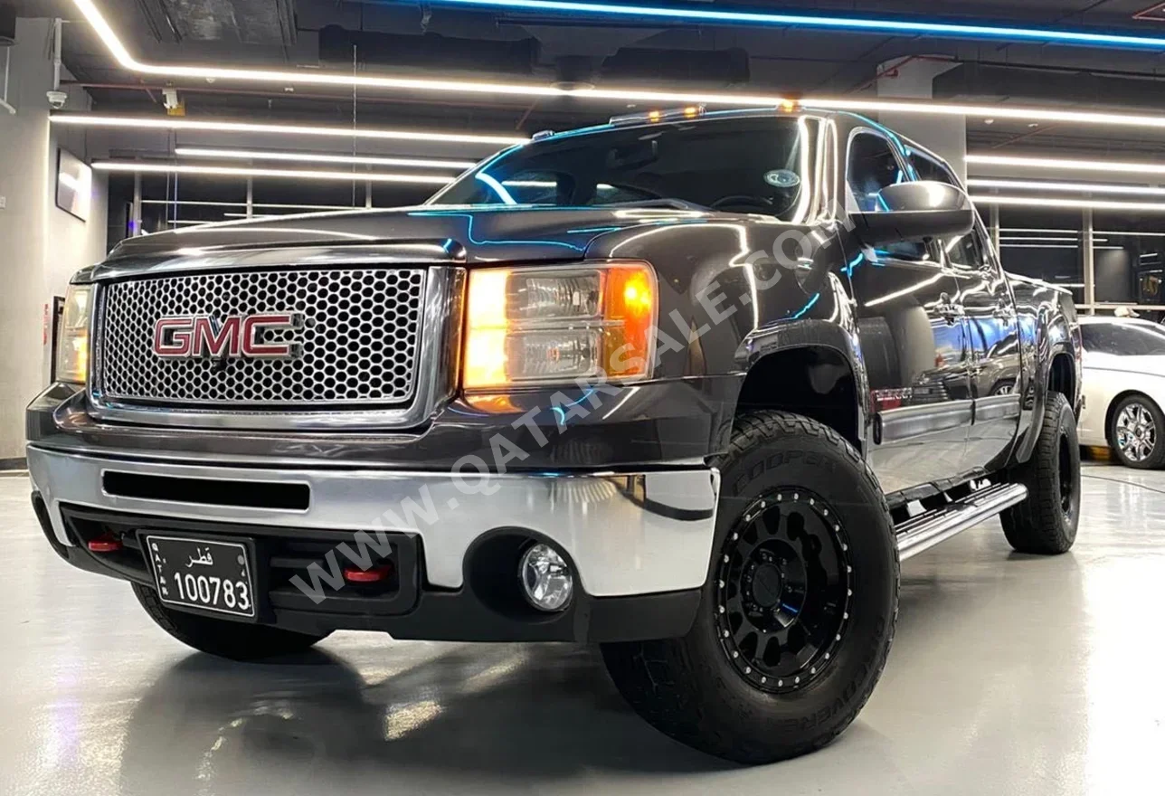 GMC  Pickup  2013  Automatic  88,000 Km  8 Cylinder  Four Wheel Drive (4WD)  Pick Up  Gray  With Warranty